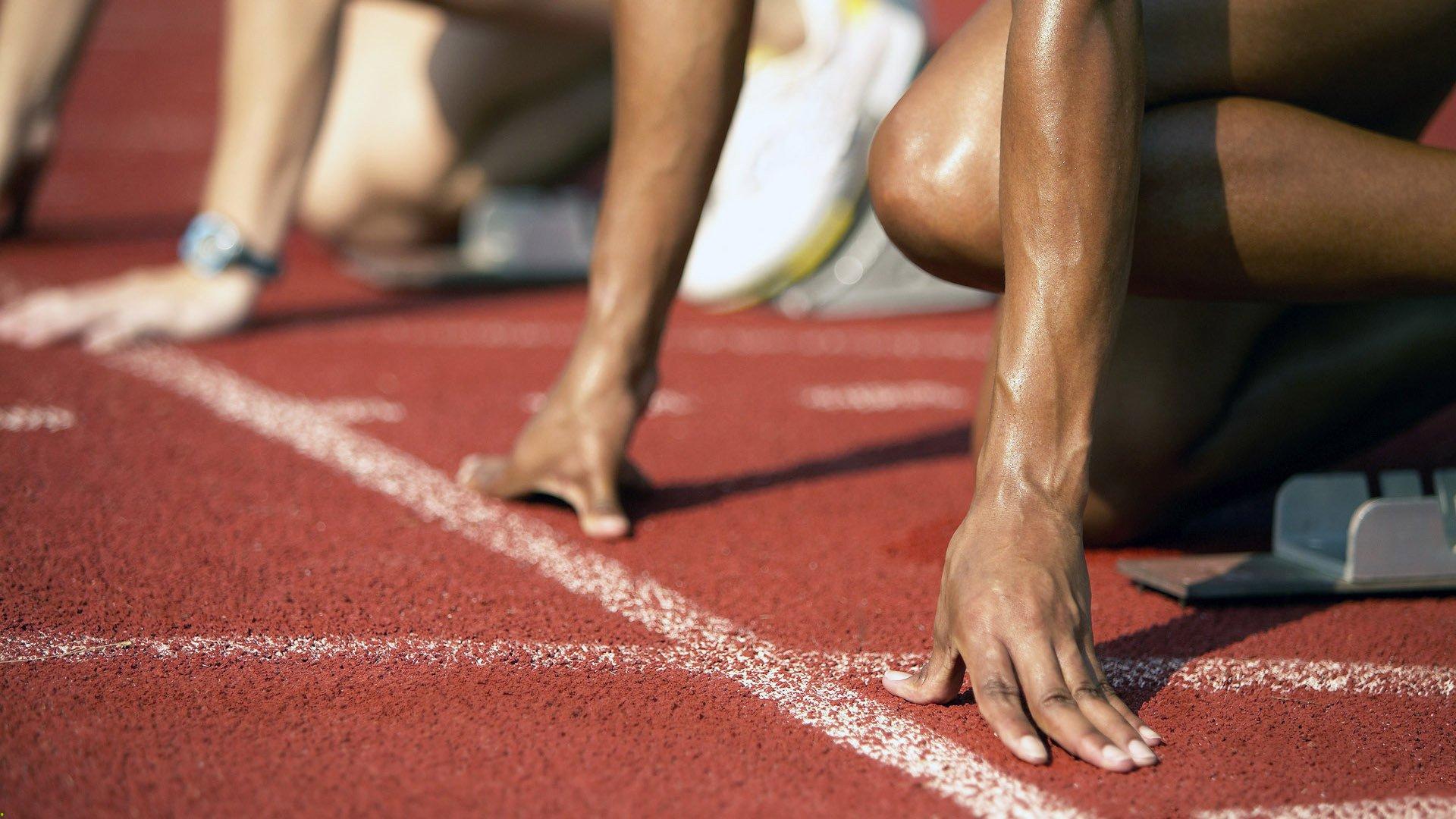 激情德比战引爆城市荣耀，主场球队绝杀逆转夺冠热门