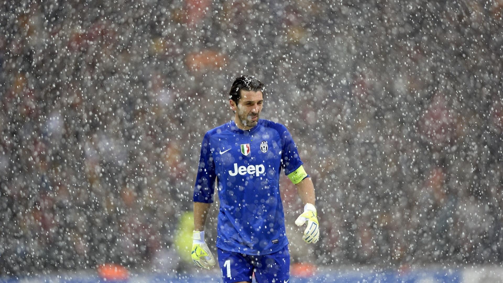 梅西梅开二度助迈阿密国际逆转取胜,球迷沸腾见证球王风采