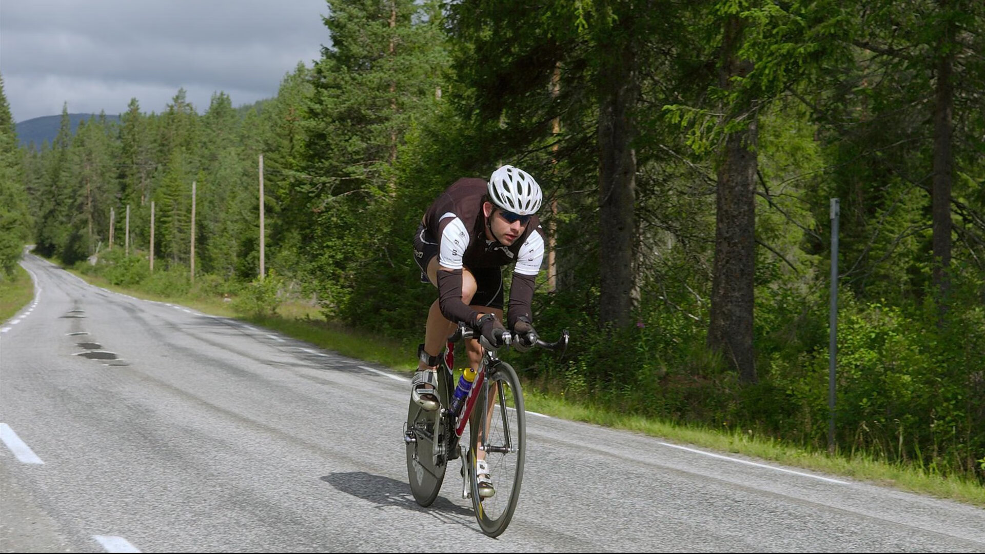 中国速度滑冰队再创佳绩 小将张磊破全国纪录夺金